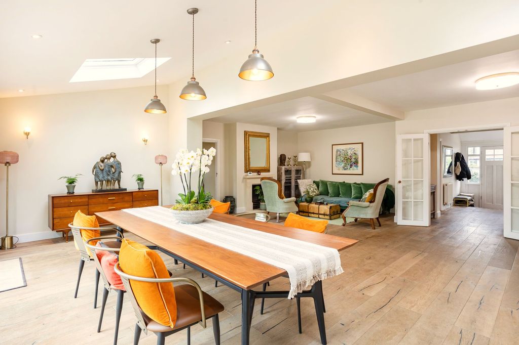 Property photo 3 of 24 Reception