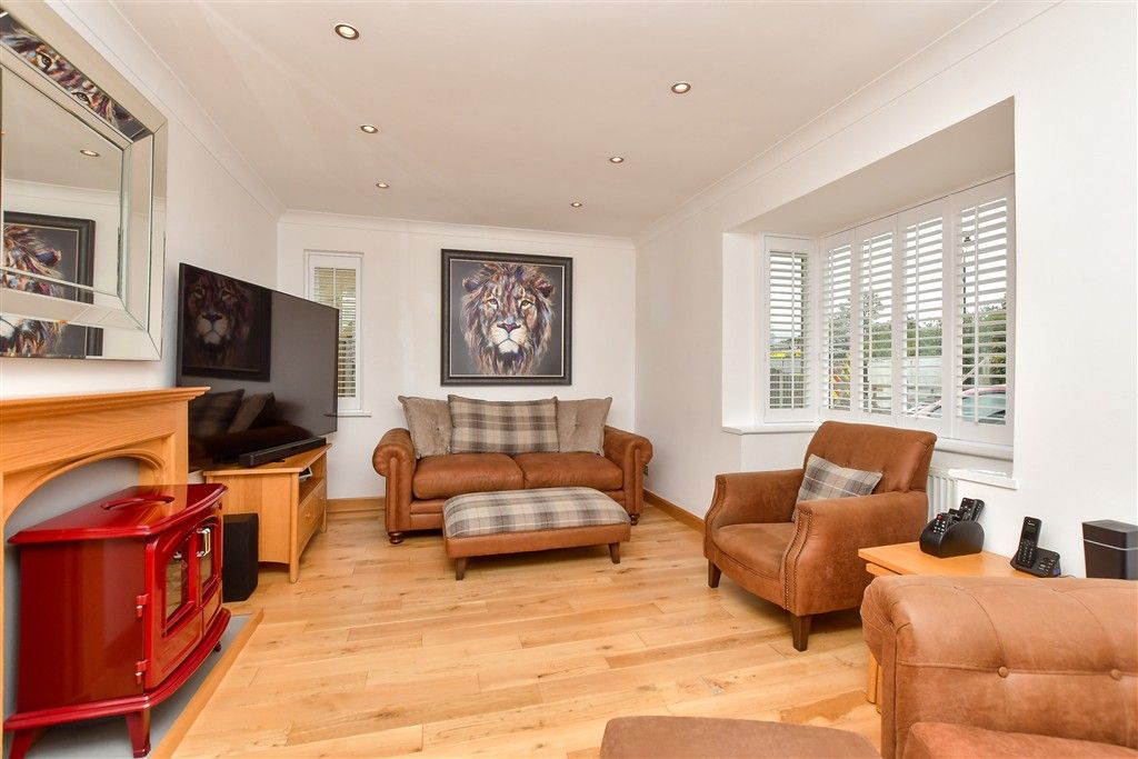 Property photo 2 of 16 Lounge