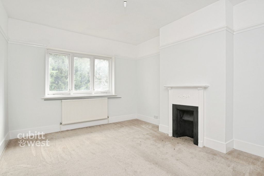 Property photo 2 of 13 6896080E-901H32DM