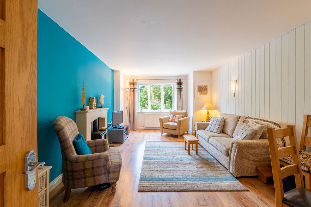 Property photo 2 of 18 4389576