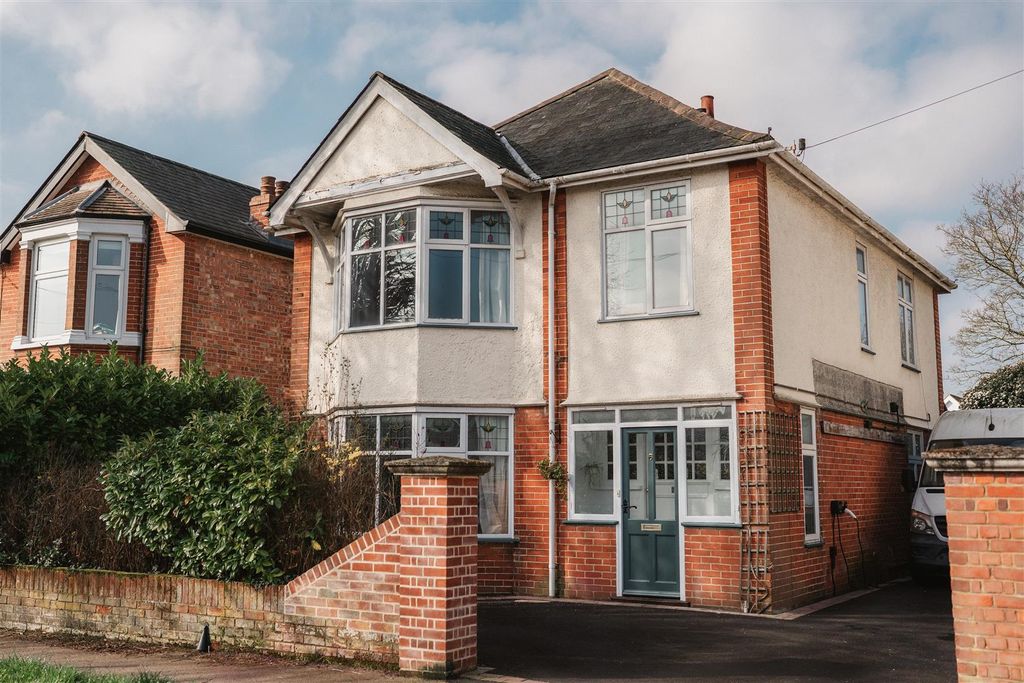 Property photo 1 of 35 Front Garden