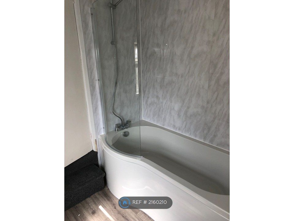 Property photo 2 of 9 Bathroom