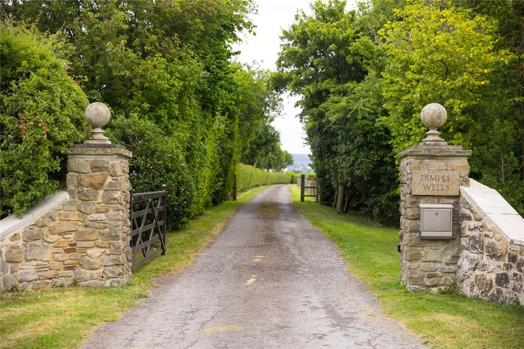 Property photo 3 of 30 Entrance Gates