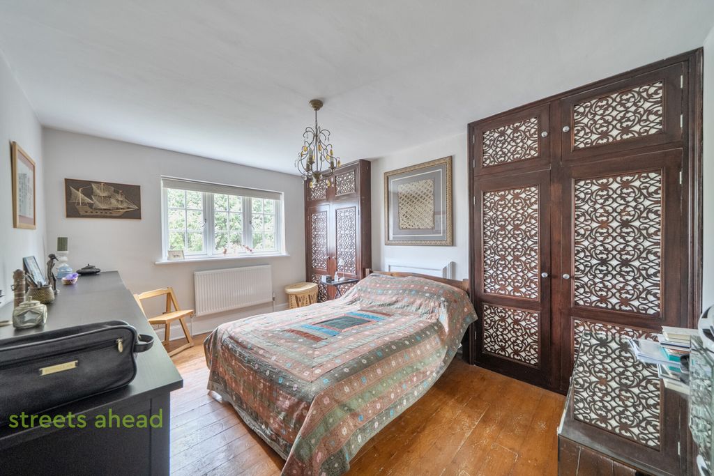 Property photo 3 of 20 E1112Feb-919c-403...