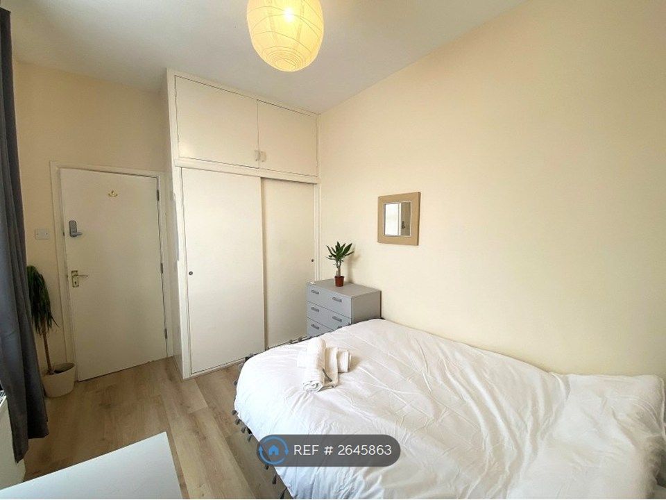 Property photo 2 of 9 Premium Room: Fitted Wardrobes, Reduced To £595