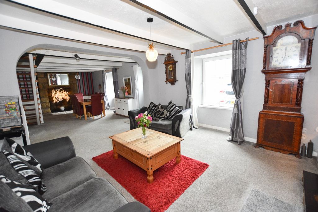 Property photo 3 of 19 Lounge