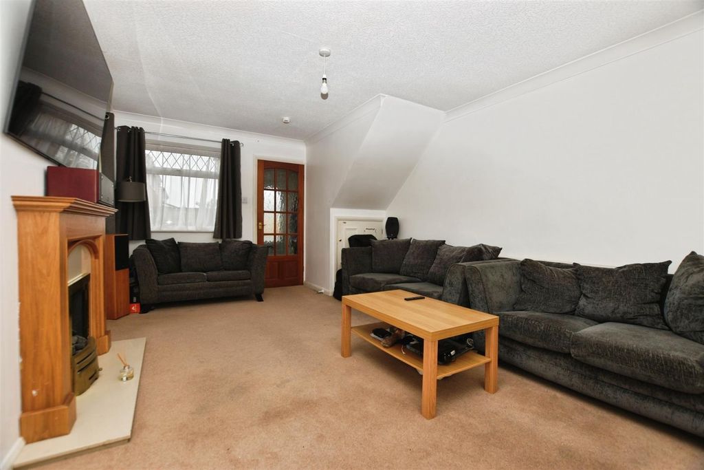 Property photo 3 of 7 Lounge
