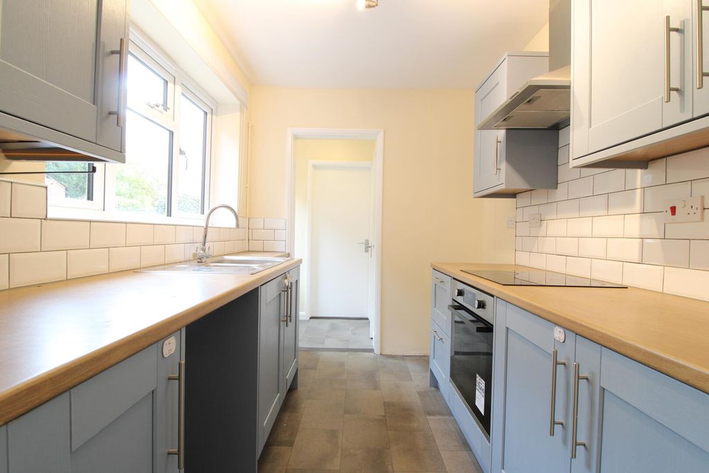 Property photo 3 of 10 Kitchen