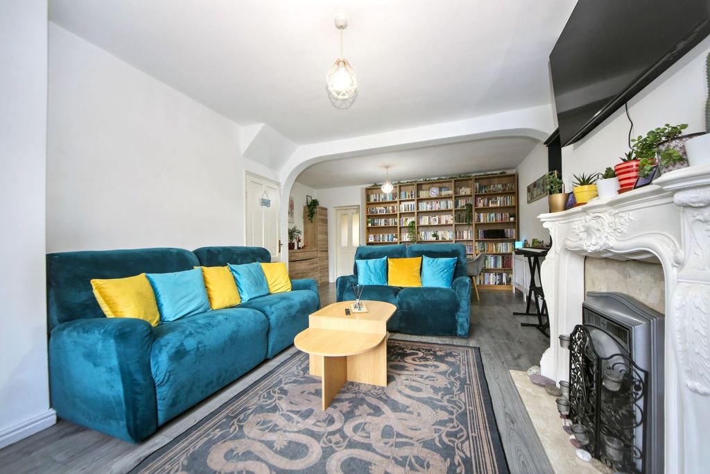 Property photo 2 of 25