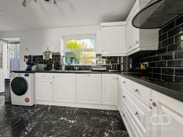 Property photo 3 of 20 127762Agx70394912Img040000Max656x437