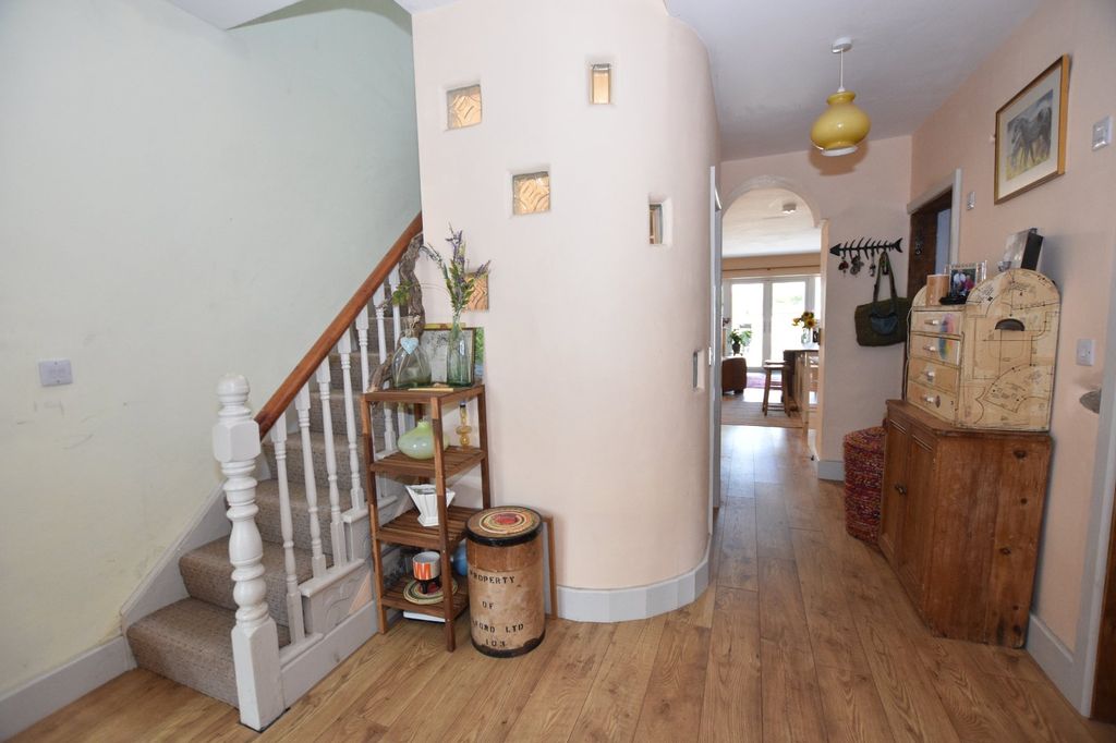 Property photo 2 of 17 Entrance Hall