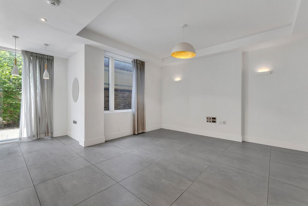 Property photo 2 of 25