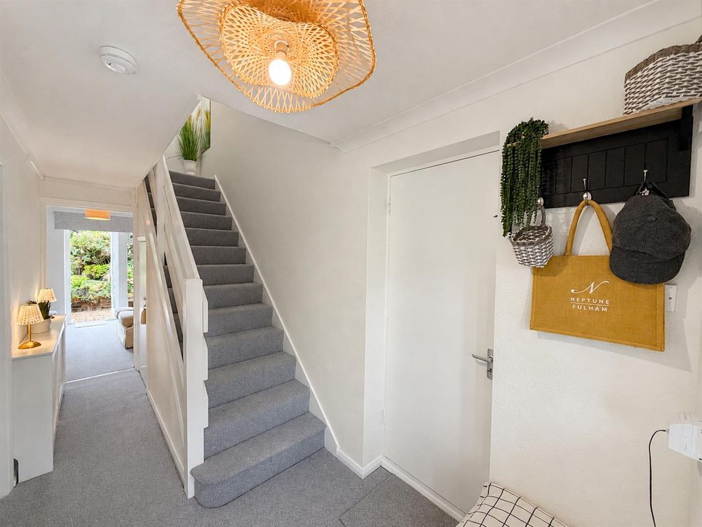Property photo 3 of 23 Entrance Hall
