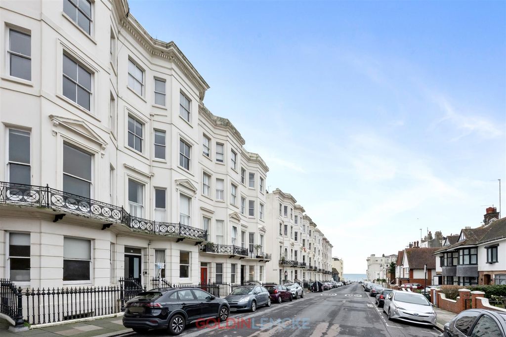 Property photo 1 of 11 Holland Road