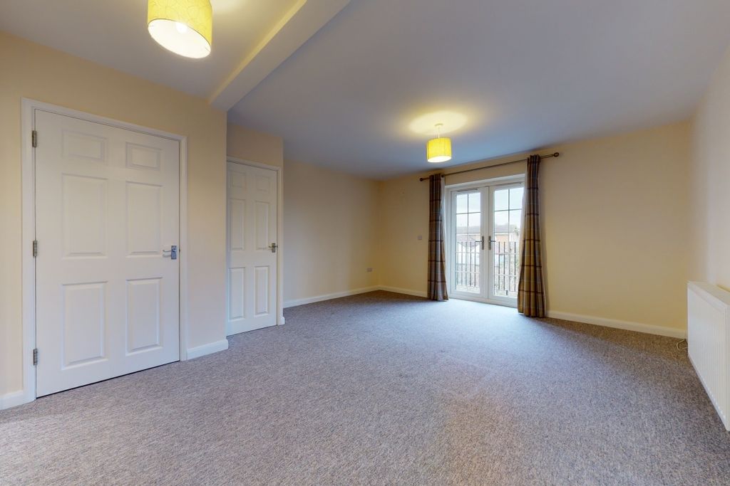 Property photo 3 of 9 Living Room/Dining