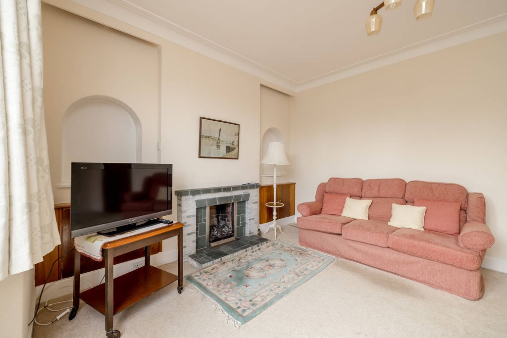 Property photo 3 of 21 Lounge