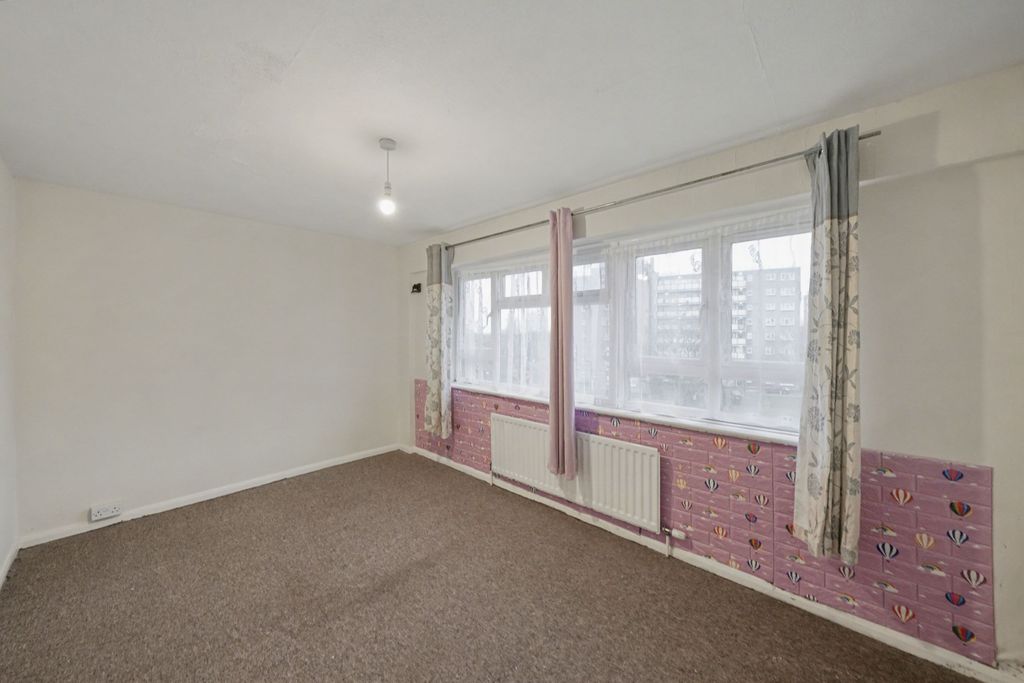 Property photo 2 of 10 19 Warwick Court, Newmarket Avenue, Northolt Ub5 4Et