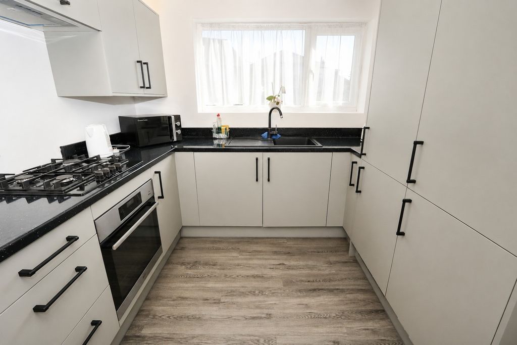 Property photo 2 of 16 5194363