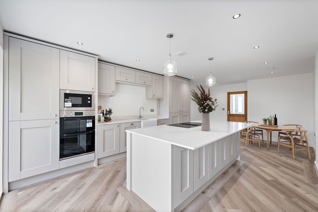 Property photo 2 of 31