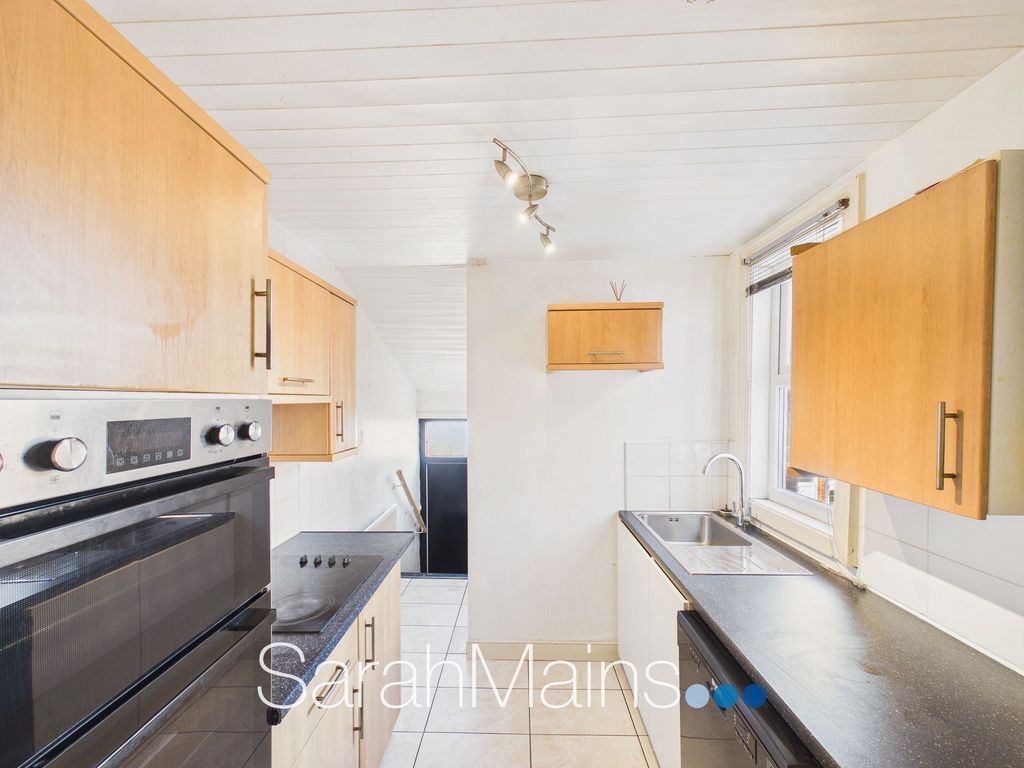 Property photo 3 of 7 Kitchen