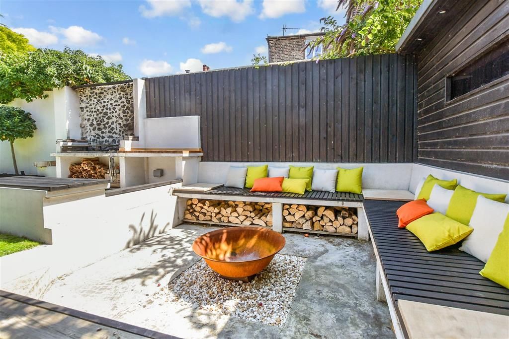Property photo 2 of 17 Patio / Decking