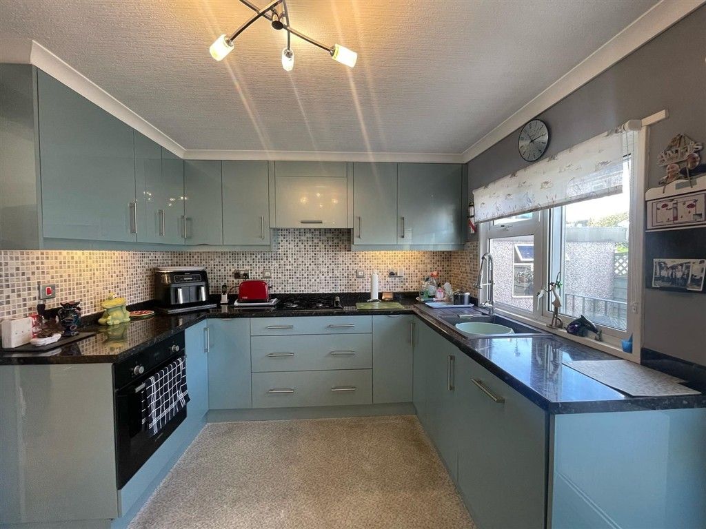 Property photo 3 of 8 Kitchen