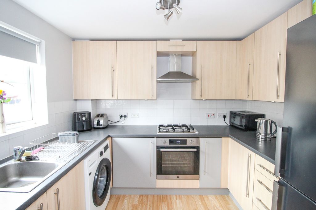 Property photo 3 of 9 Kitchen