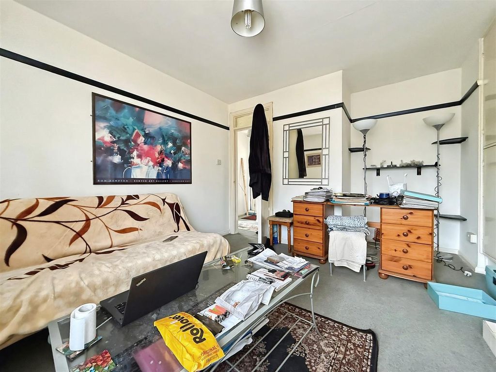 Property photo 3 of 10 Lounge