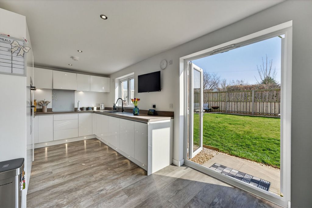 Property photo 3 of 32