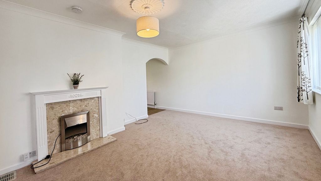 Property photo 3 of 17 Lounge