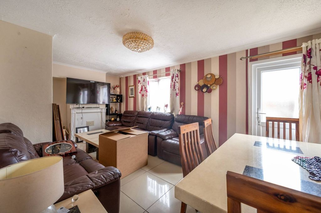 Property photo 2 of 8