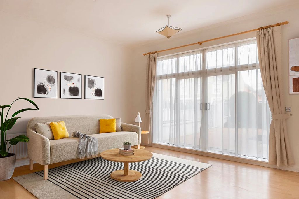 Property photo 3 of 7 Living Room