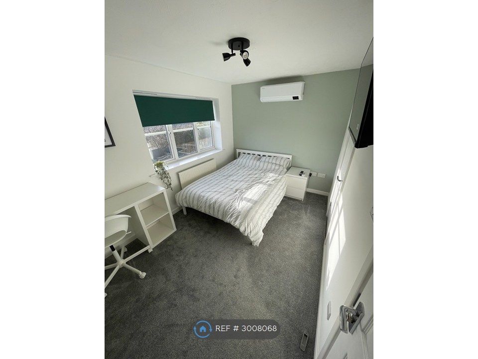 Property photo 3 of 6 Room 5