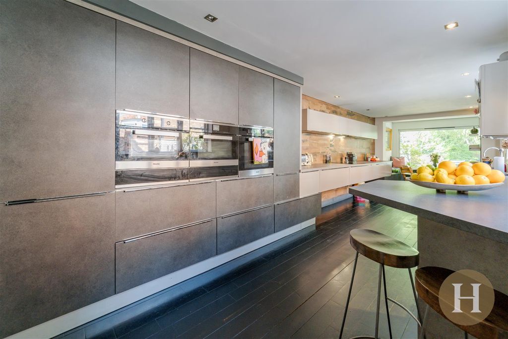 Property photo 2 of 51 Hadleigh Estate Agents-11.Jpg