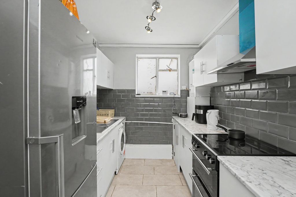 Property photo 3 of 25 Kitchen