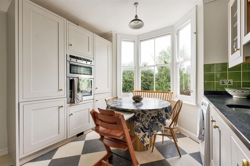 Property photo 3 of 31 Melville Road, E17