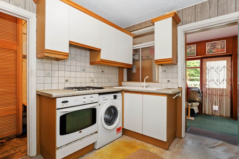 Property photo 3 of 11 Kitchen