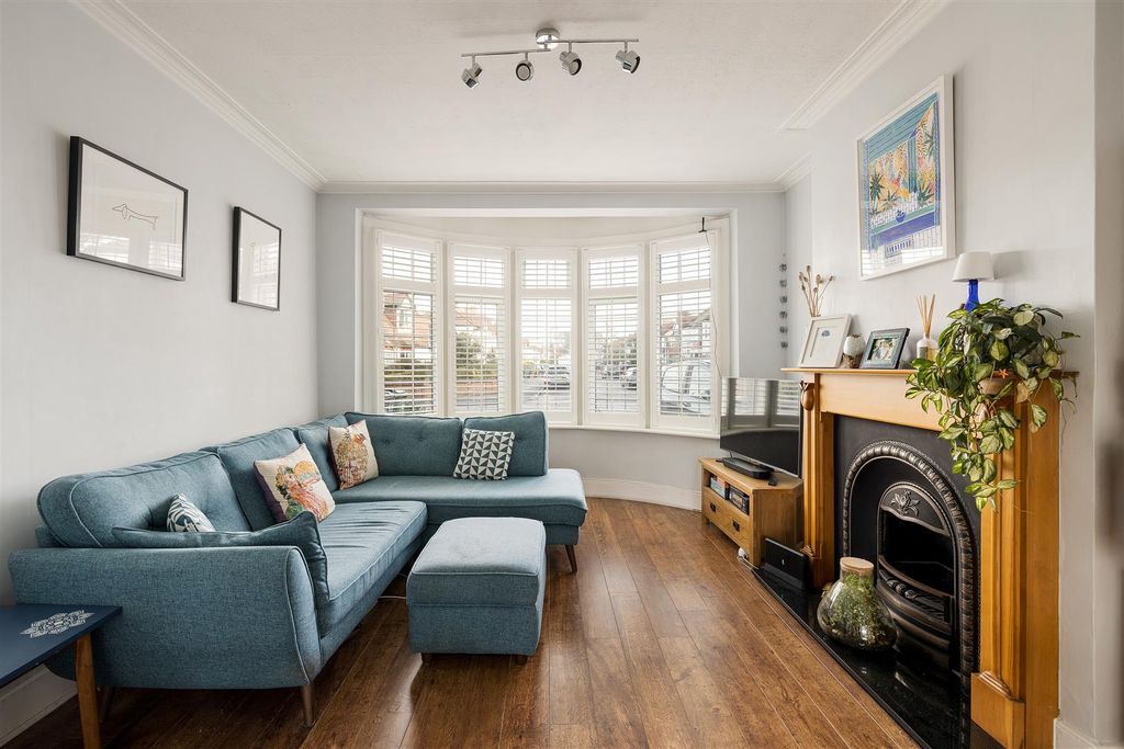 Property photo 2 of 27 Coningsby Gardens, E4