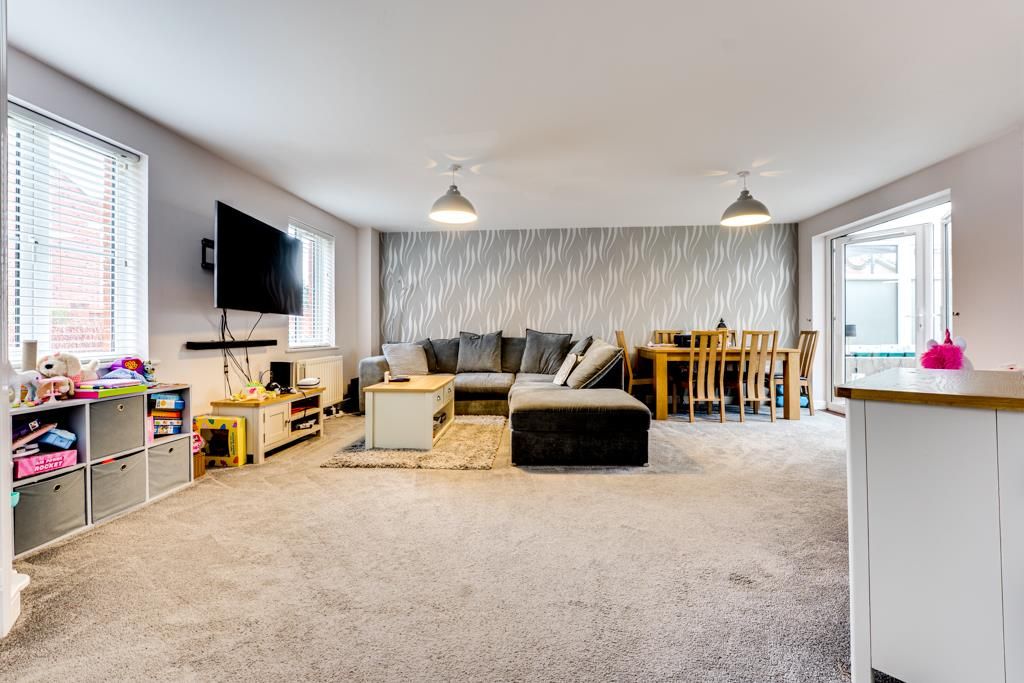 Property photo 2 of 25 6 Oakwood Close, Desborough-12.Jpg