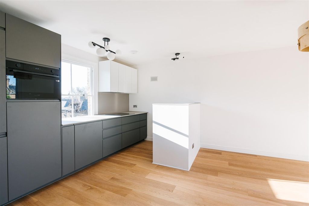 Property photo 3 of 11 Bartholomew_Rd-03.Jpg