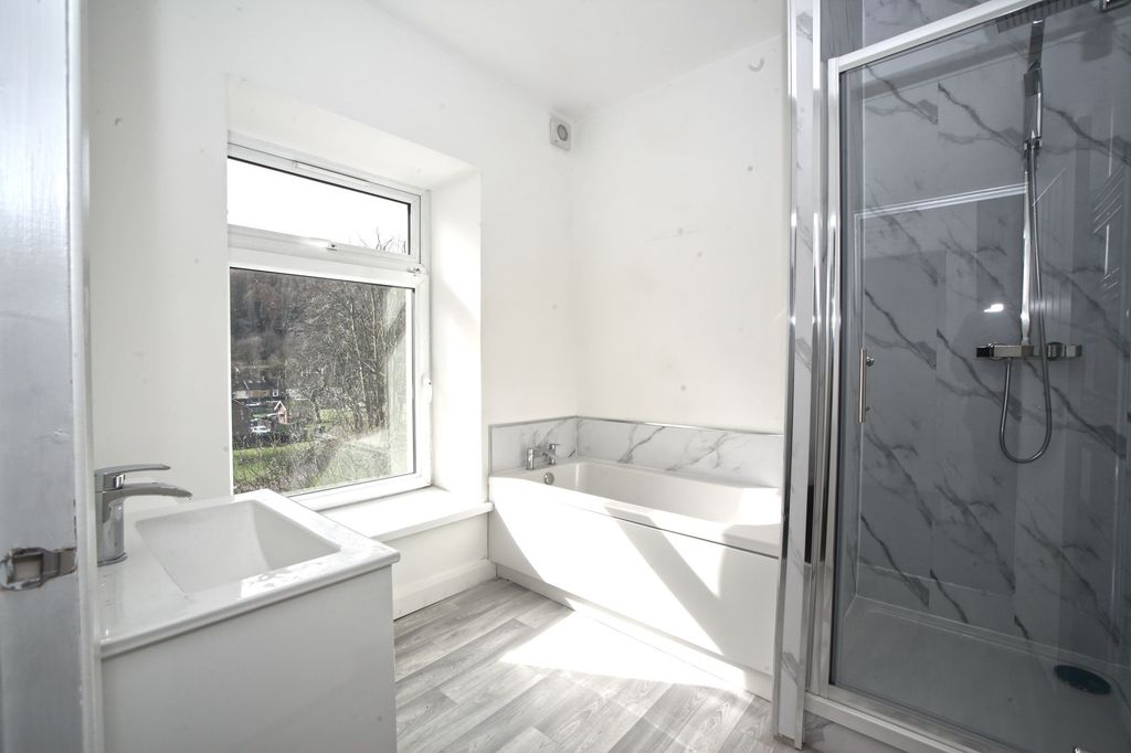 Property photo 1 of 14 Bathroom