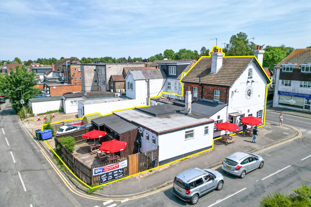 Property photo 2 of 7 Royal Oak, 68 High St, Caterham Cr3 5Ub