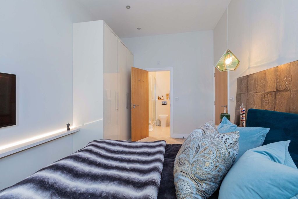 Additional image 10 of 2 bed flat for saleKingfisher Drive, Maidenhead SL6