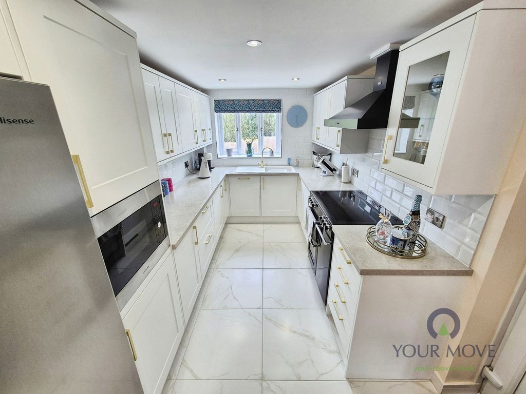 Property photo 3 of 18 Kitchen