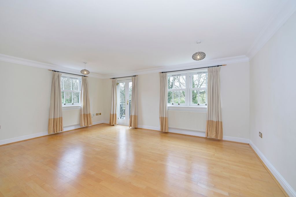 Property photo 3 of 10 Living/Dining Room