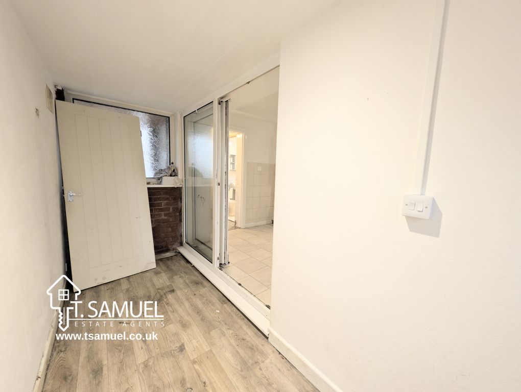 Property photo 3 of 27 Hallway