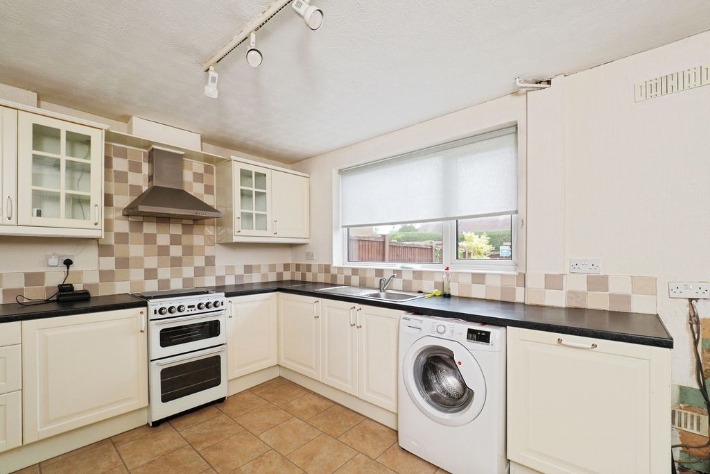 Property photo 2 of 17 Fitted Kitchen