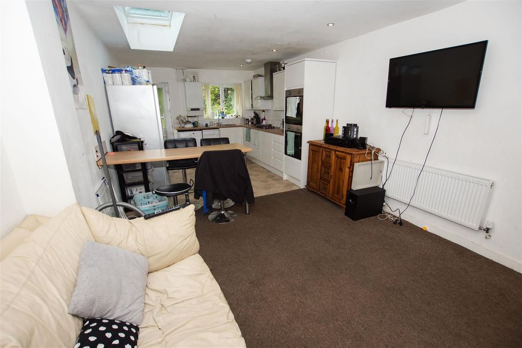 Property photo 3 of 17 Approach