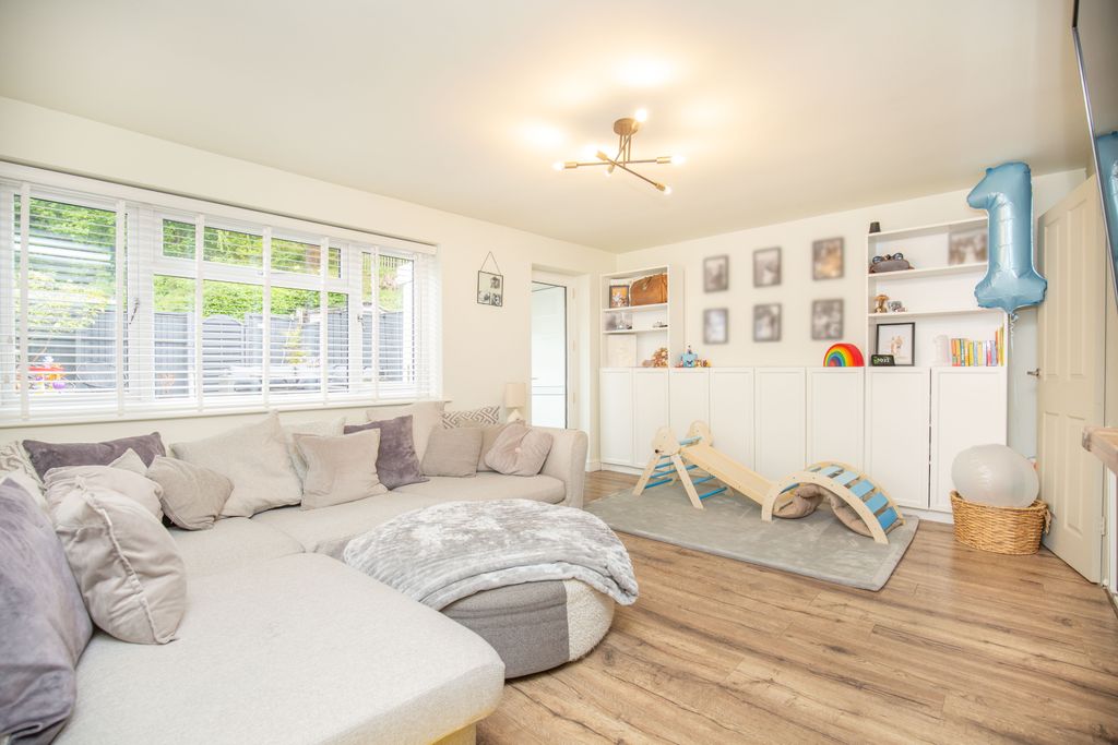 Property photo 3 of 18 B1