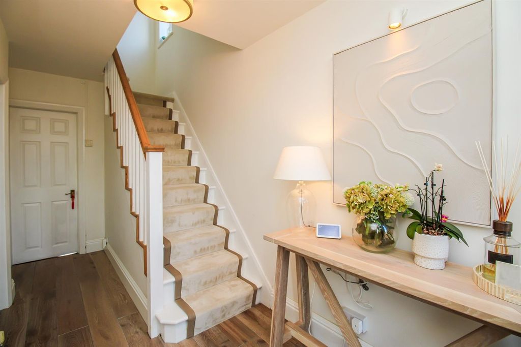 Property photo 3 of 18 Entrance Hall